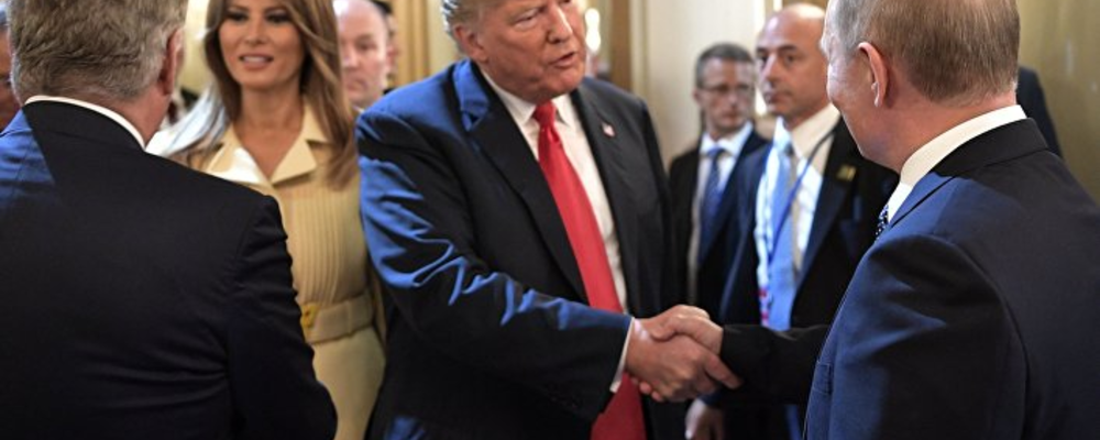Трамп и Путин. Рукопожатие в Хельсинки.