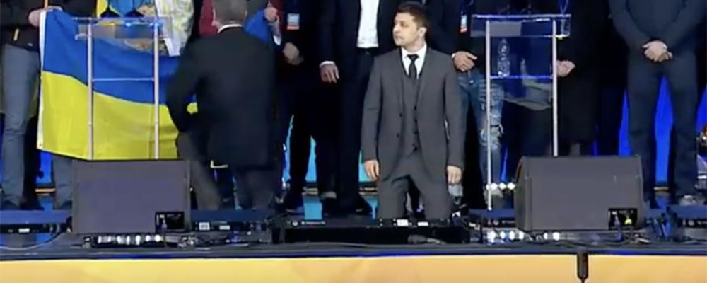 Порошенко и Зеленский на коленях