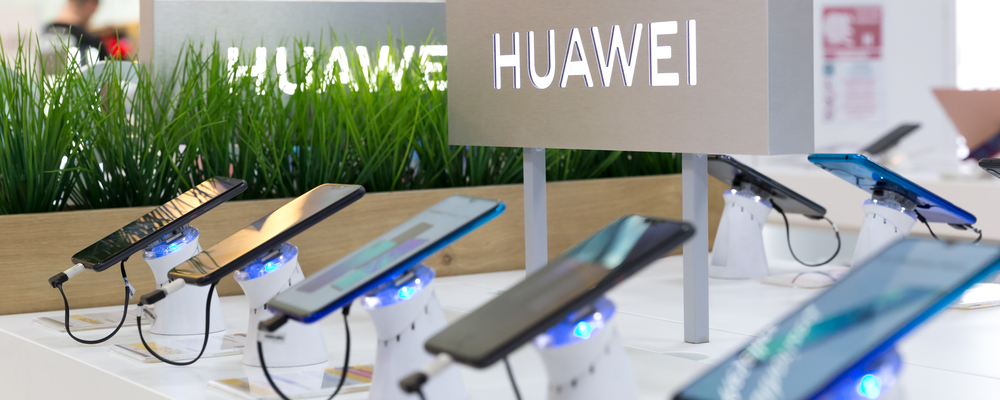 Выкладка смартофонов Huawei в магазине