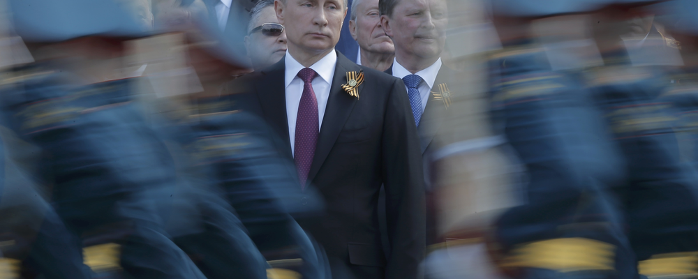 Путин - фоном к марширующим военным