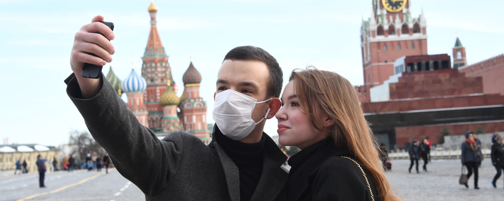 Селфи в маске от коронавируса