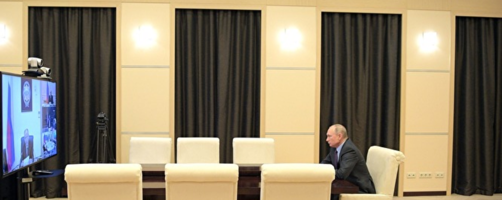 Путин в удаленном режиме проводит совещание с членами Совета безопасности РФ