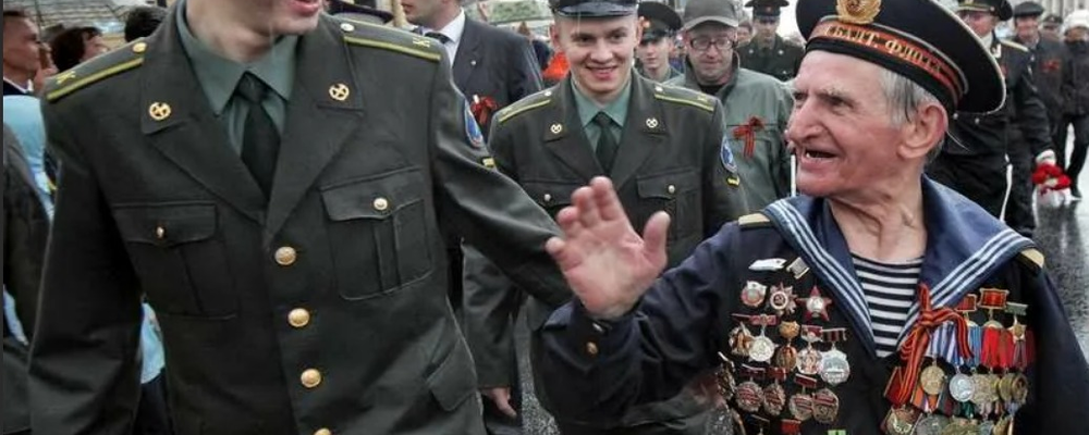 И млад и стар в строю
