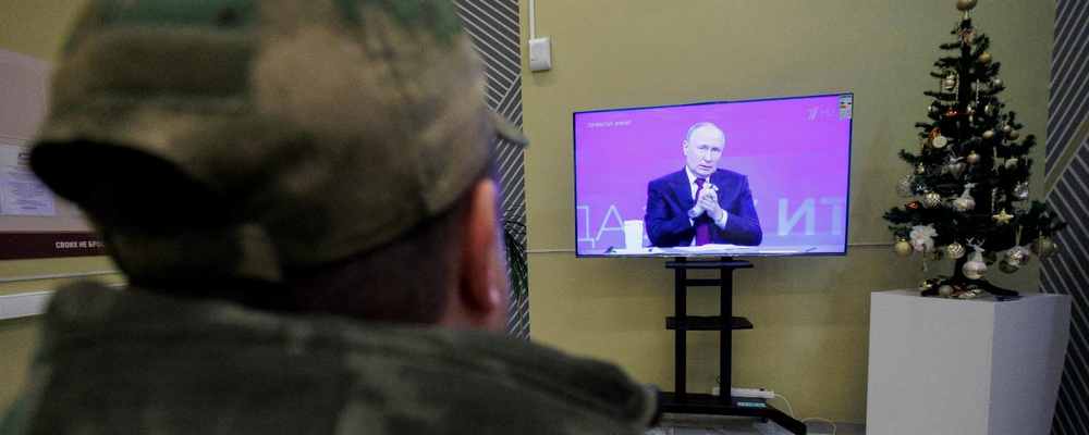 Военный слушает Путина