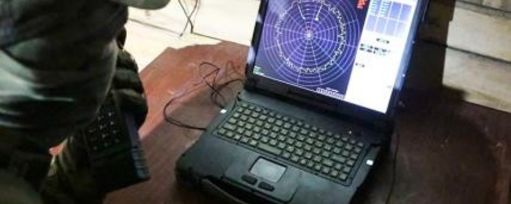 Боец у портативного радара