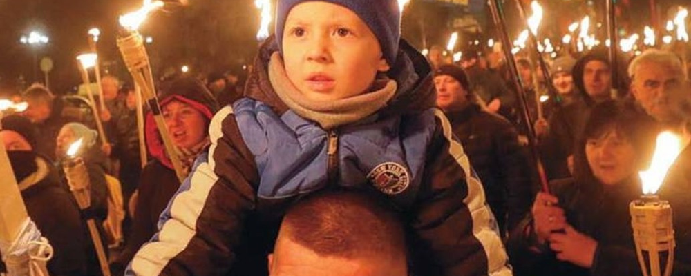 Ребёнок на факельном шествии в Киеве