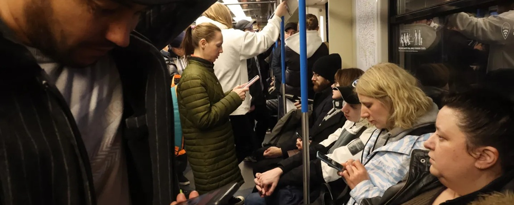 В метро со смартфонами