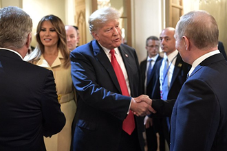 Трамп и Путин. Рукопожатие в Хельсинки.