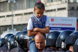 Мужчина с девочкой на митинге против пенсионной реформы