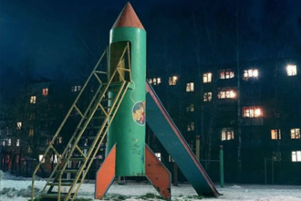 Игрушечная ракета во дворе жилого дома