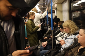 В метро со смартфонами