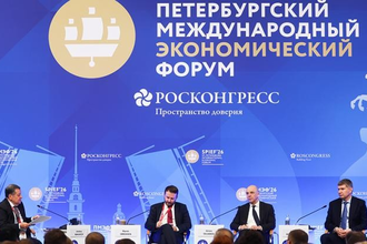 председатель комитета Госдумы РФ по бюджету и налогам Андрей Макаров, заместитель руководителя Администрации президента РФ Максим Орешкин, министр финансов РФ Антон Силуанов и министр экономического развития РФ Максим Решетников 